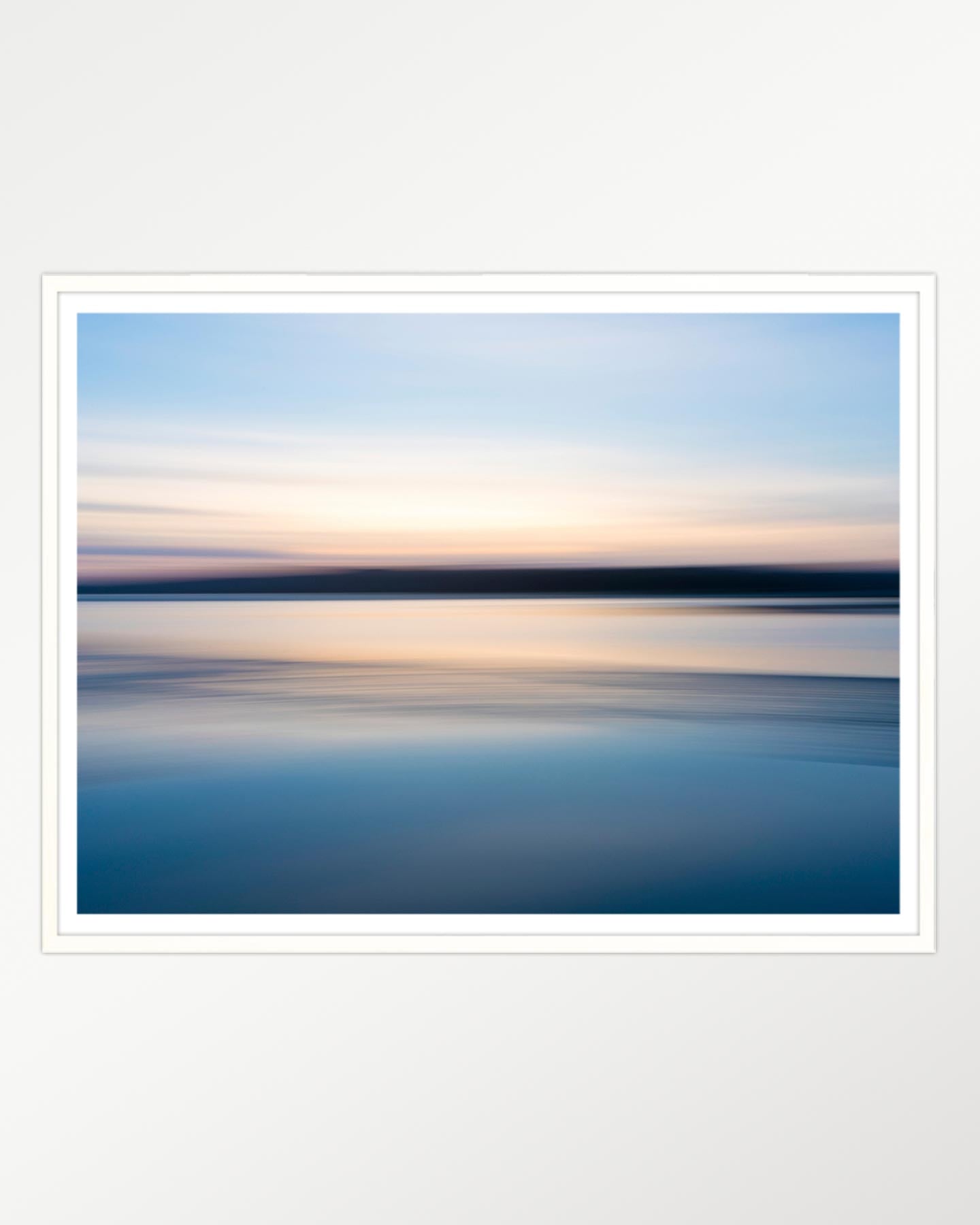 Tranquil horizons: Blurred beauty