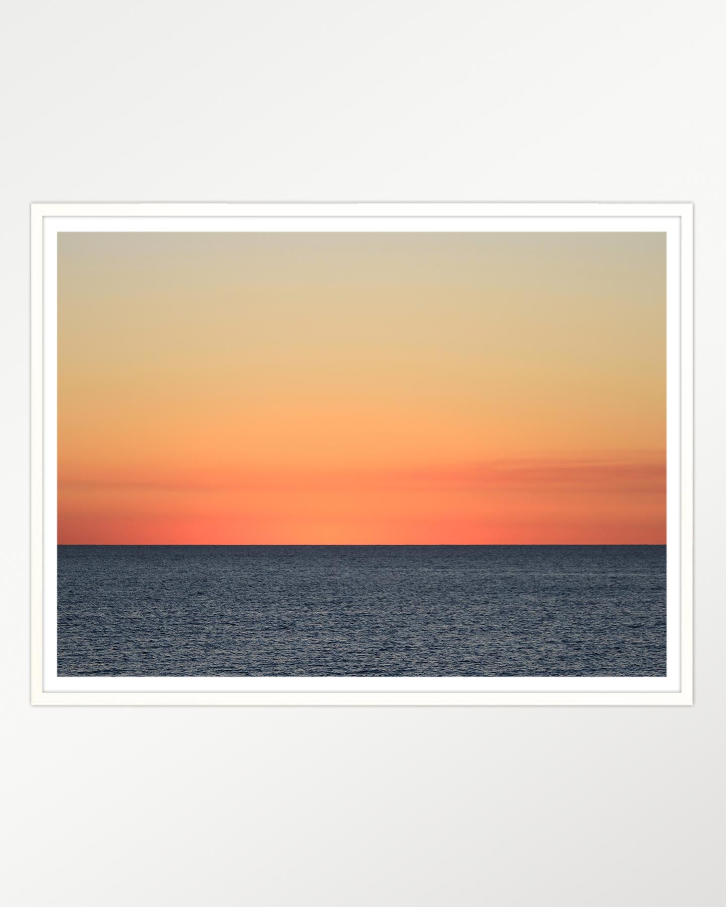Tranquil horizon: Where sea meets sunset