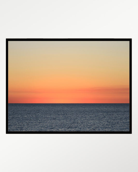 Tranquil horizon: Where sea meets sunset